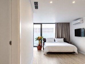 Superior appartement, 1 slaapkamer | Woonkamer | Een 43-inch smart-tv met kabelzenders