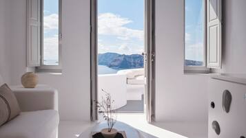 Grand-Suite, Meerblick (Caldera view) | Wohnbereich | 42-Zoll-Flachbildfernseher mit Satellitenempfang, Fernseher