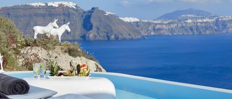 Kauden mukainen ulkouima-allas, ääretön uima-allas, aurinkovarjoja