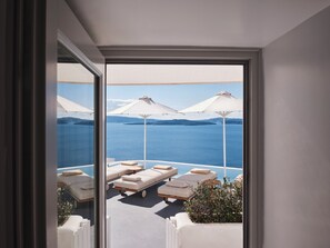 Deluxe Suite with Caldera View | Beach/ocean view