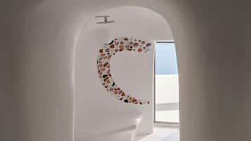 Honeymoon-Doppelzimmer, Meerblick (Outdoor Hot Tub, Caldera View) | Badezimmer | Dusche, Regendusche, Designer-Toilettenartikel, Haartrockner