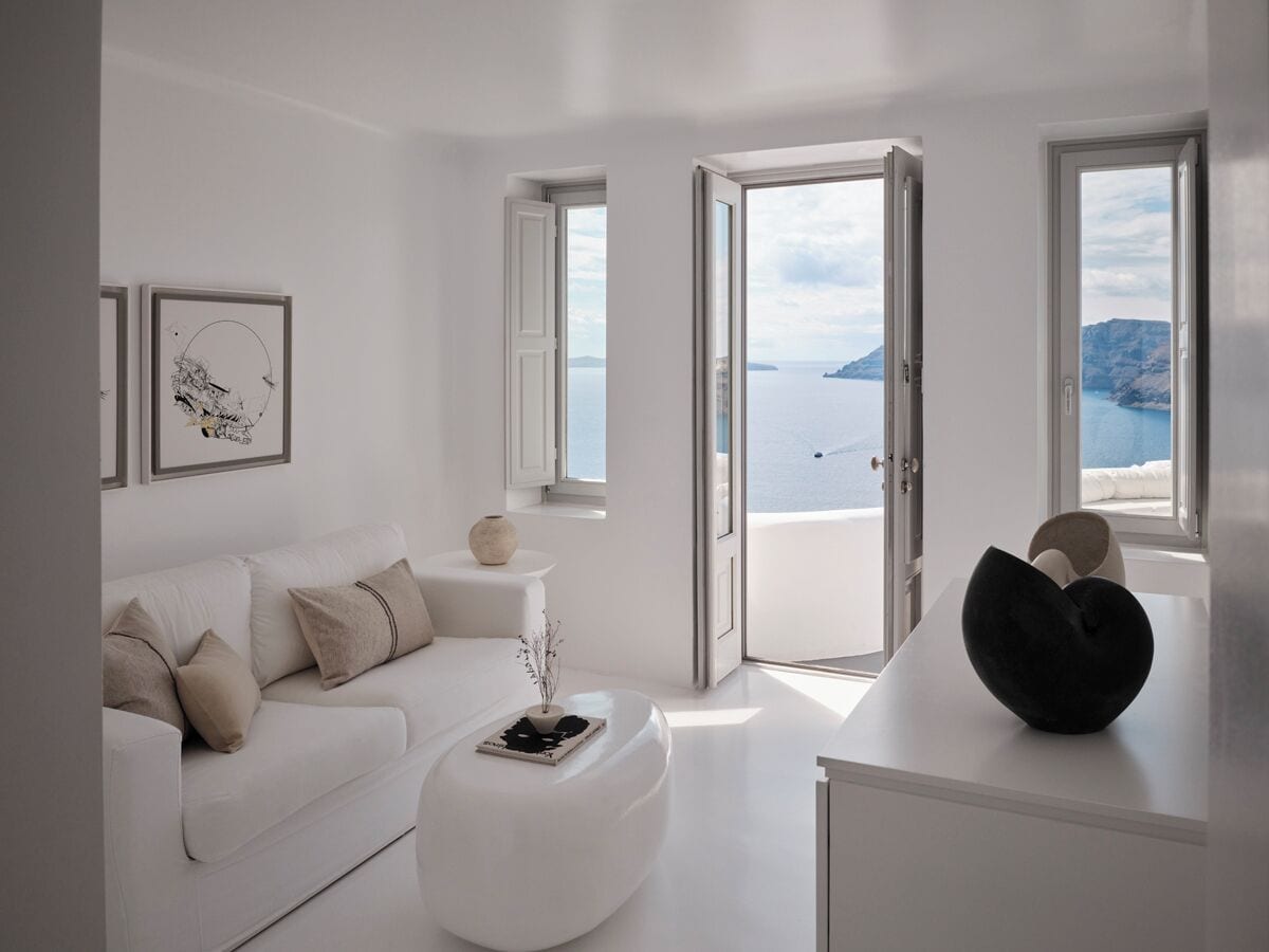 Suite Majestueuse, vue mer (Caldera view) | Coin séjour | Télévision à écran plat de 42 pouces avec chaînes par satellite