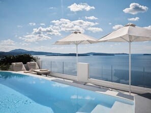 Suite - privat pool - havudsigt (Master, Caldera view, Infinity Pool) | Premium-sengetøj, minibar, pengeskab på værelset, individuelt design