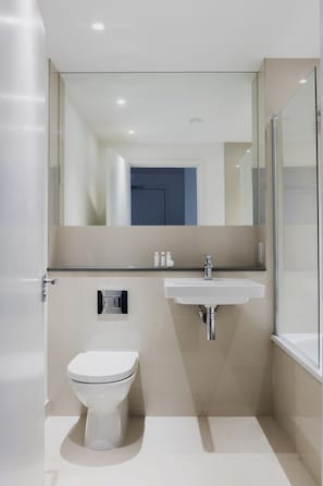 Apartment, 3 Bedrooms (Weston Street III) | Bathroom | Designer toiletries, hair dryer, towels