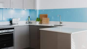 Departamento, 3 habitaciones (Weston Street III) | Cocina privada | Refrigerador con congelador, tetera eléctrica y utensilios de cocina