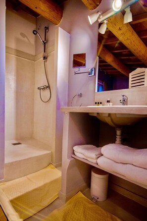 Duplex | Bathroom | Shower, designer toiletries, hair dryer, slippers - Bastide Saint Didier (Saint-Didier)