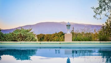 Piscina all'aperto, lettini