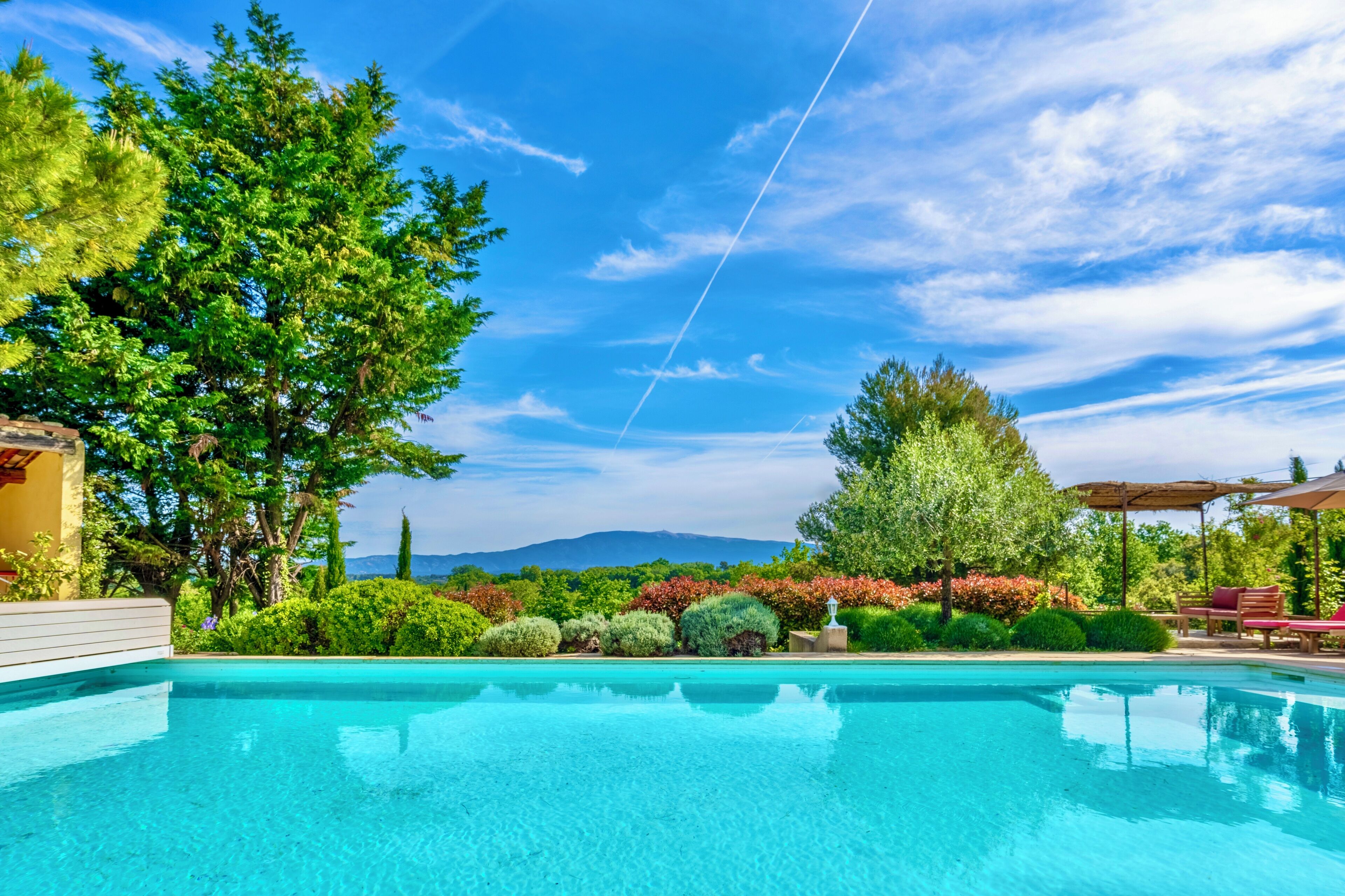 Piscine extérieure, chaises longues