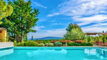 Piscine extérieure, chaises longues