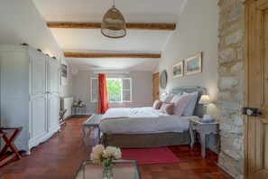 Suite | Individually decorated, desk, free WiFi, bed sheets - Bastide Saint Didier (Saint-Didier)