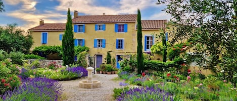 Fachada de la propiedad