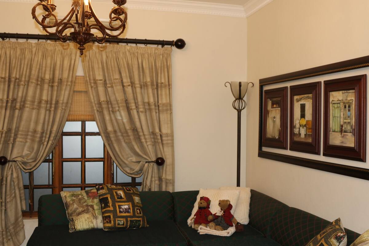 Lavender Cottage (4Pax)1 King &2Singles | Wohnzimmer