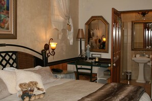 Lavender Cottage (4Pax)1 King &2Singles | Egyptian cotton sheets, down comforters, individually decorated