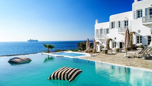 A white building with a pool and a view of the sea. - Apanema Aegean Luxury Hotel (Mykonos)