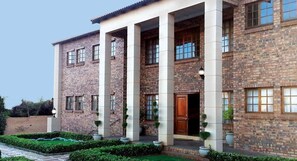 Front of property - Alveston Manor (Middelburg)