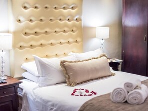 Premium bedding, in-room safe, individually decorated - Alveston Manor (Middelburg)