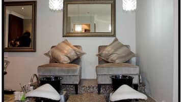 3 treatment rooms, manicures and pedicures