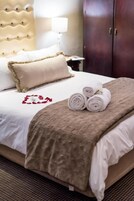 Premium bedding, in-room safe, individually decorated