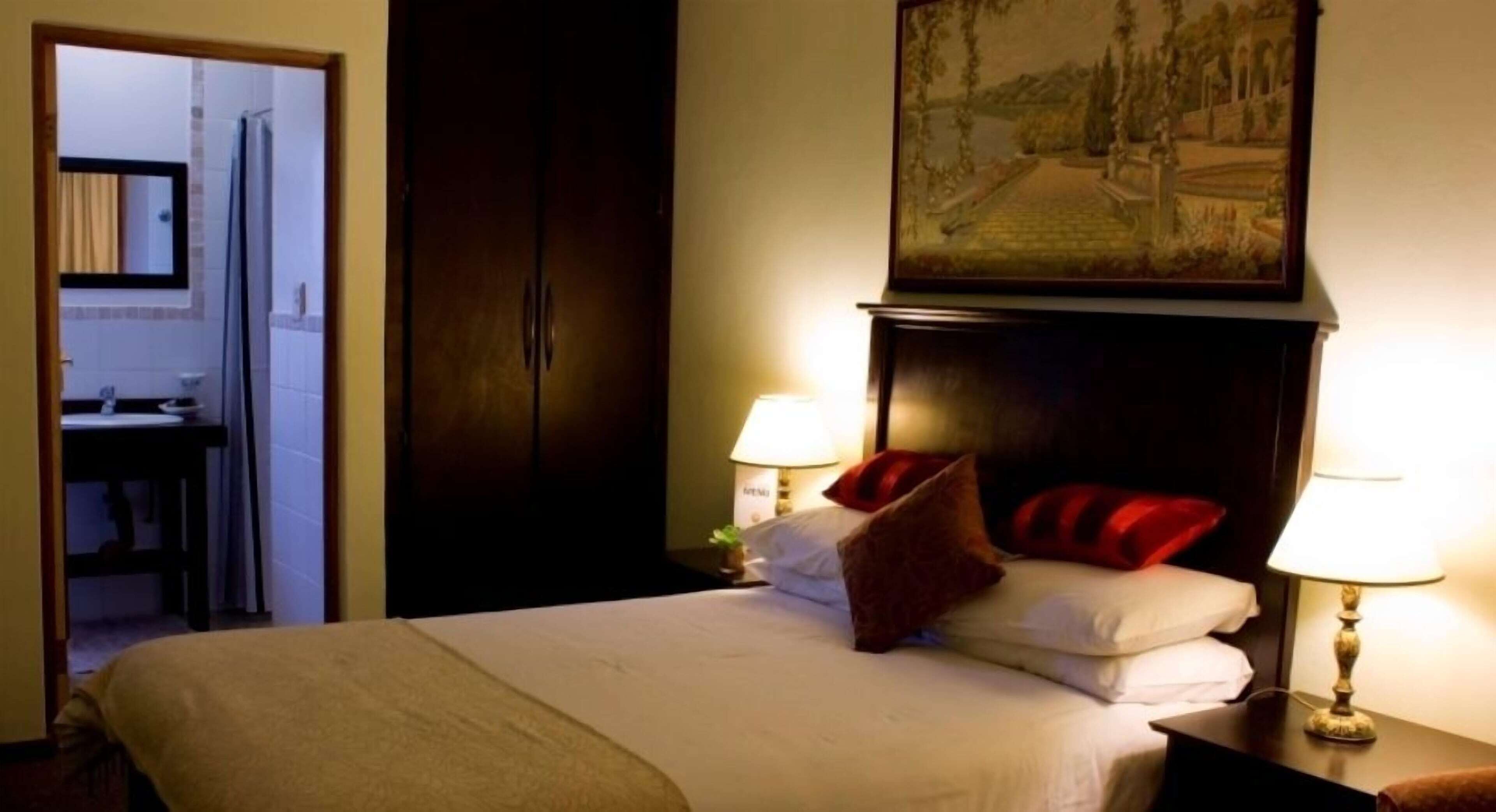 Premium bedding, in-room safe, individually decorated