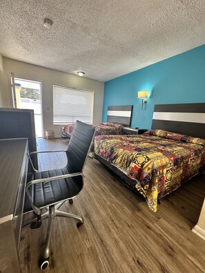 Comfort Double Room | Desk