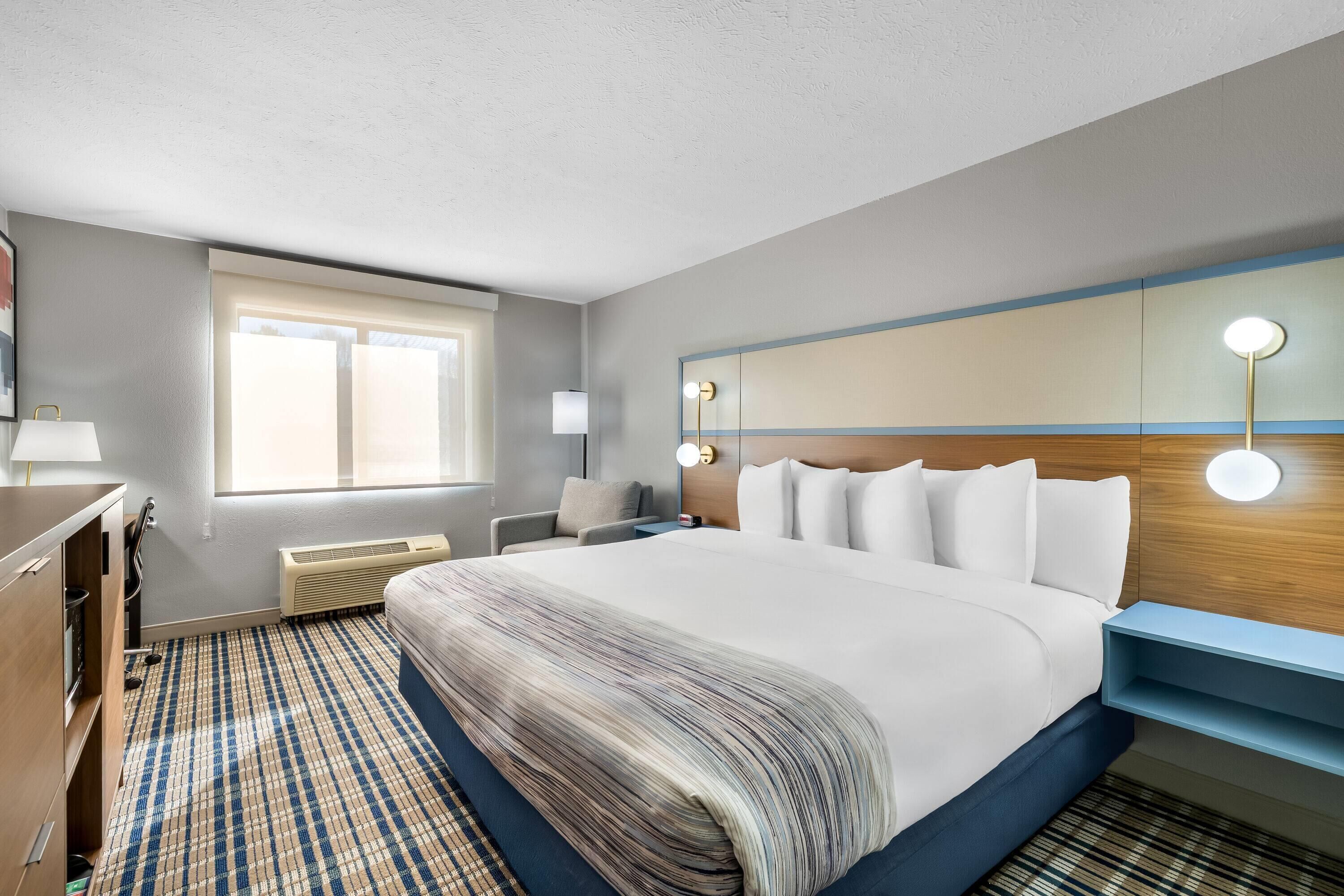 Room, 1 King Bed, Accessible, Non Smoking (Mobility,Tub w/Grab Bars)