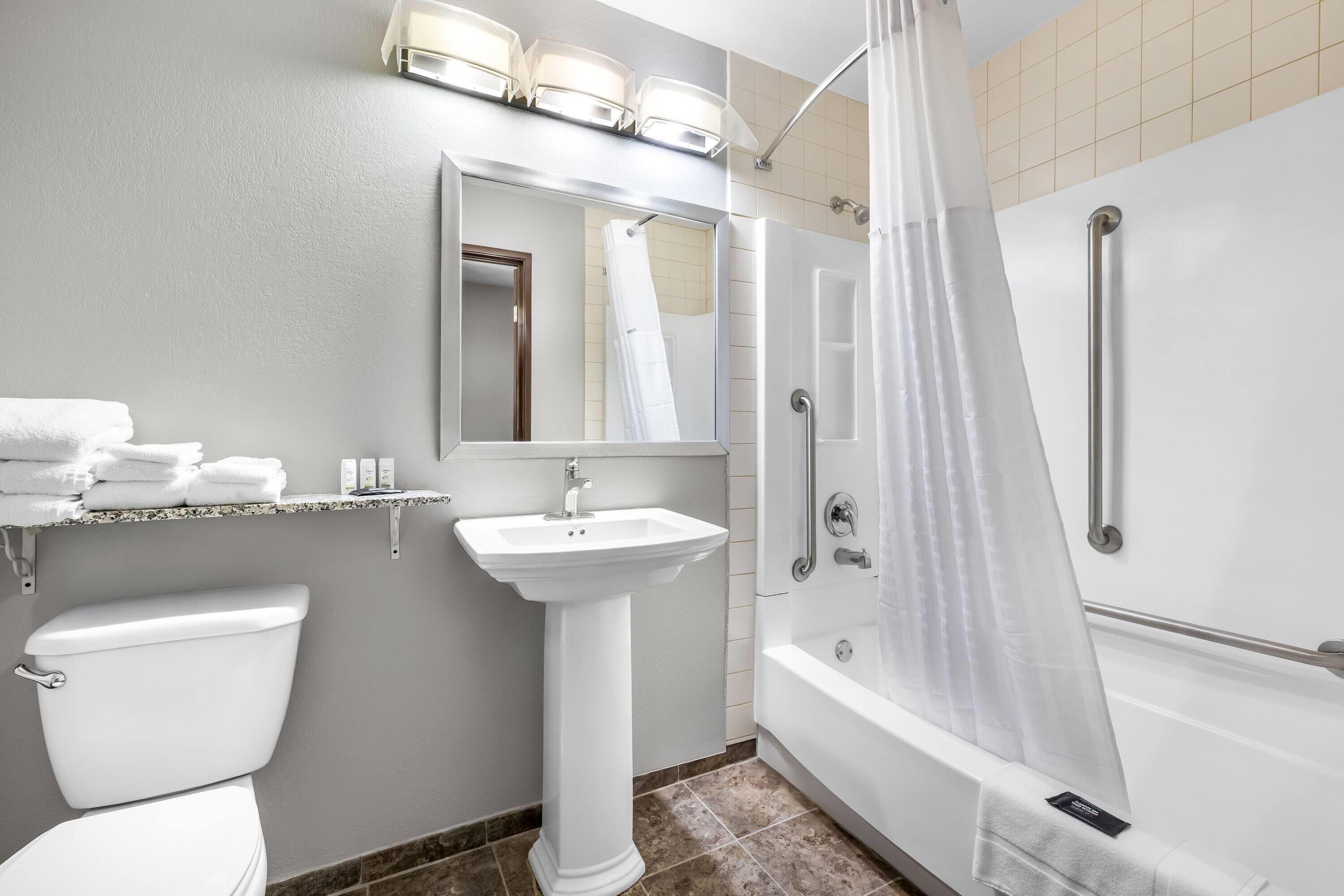 Kamer, 1 kingsize bed, toegankelijk voor mindervaliden, niet-roken (Mobility,Tub w/Grab Bars) | Rolstoeltoegankelijke badkamer