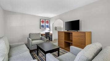 Deluxe suite, 1 kingsize bed, niet-roken, bubbelbad | Woonruimte | Flatscreentelevisie