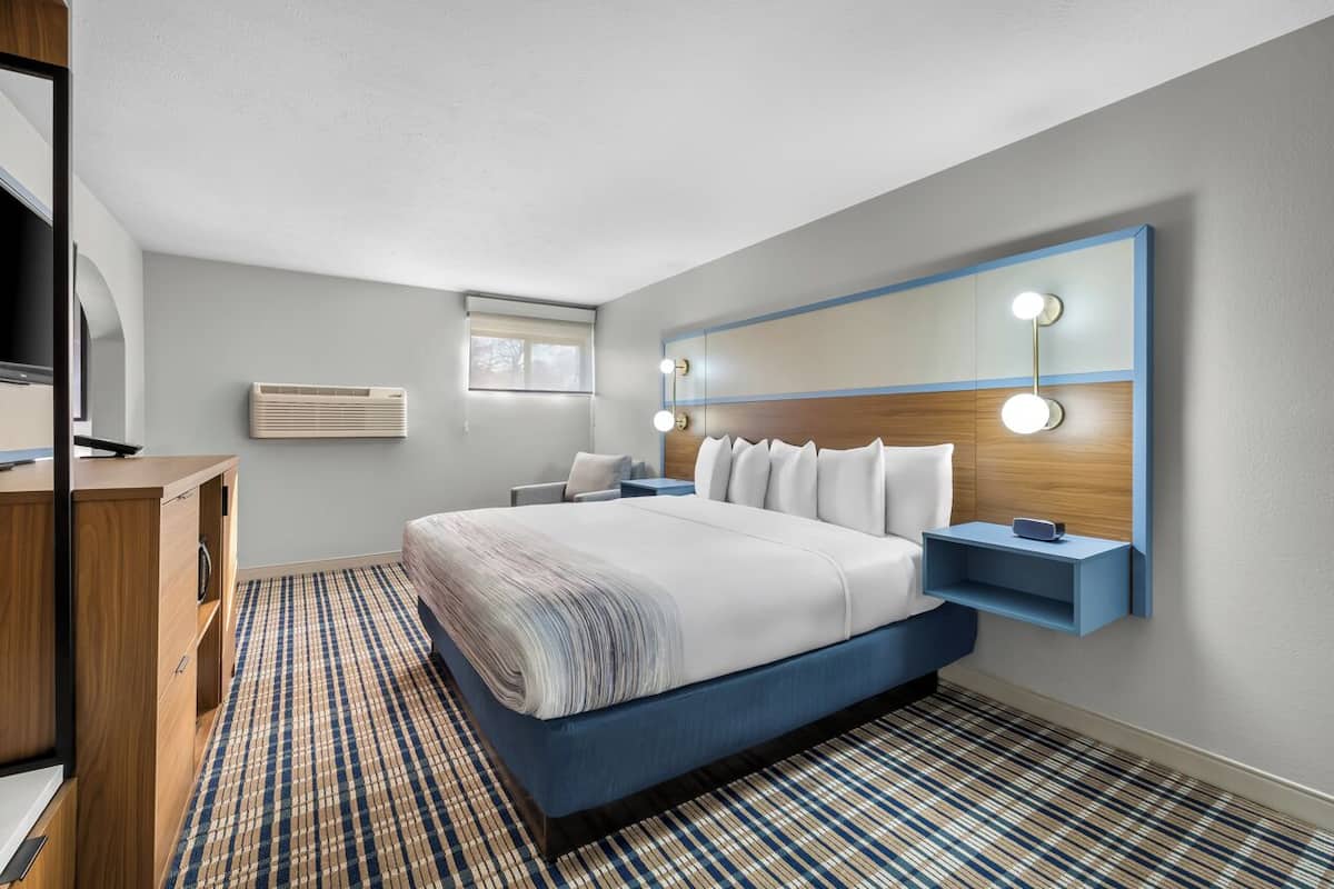 Deluxe Suite, 1 King Bed, Non Smoking, Jetted Tub