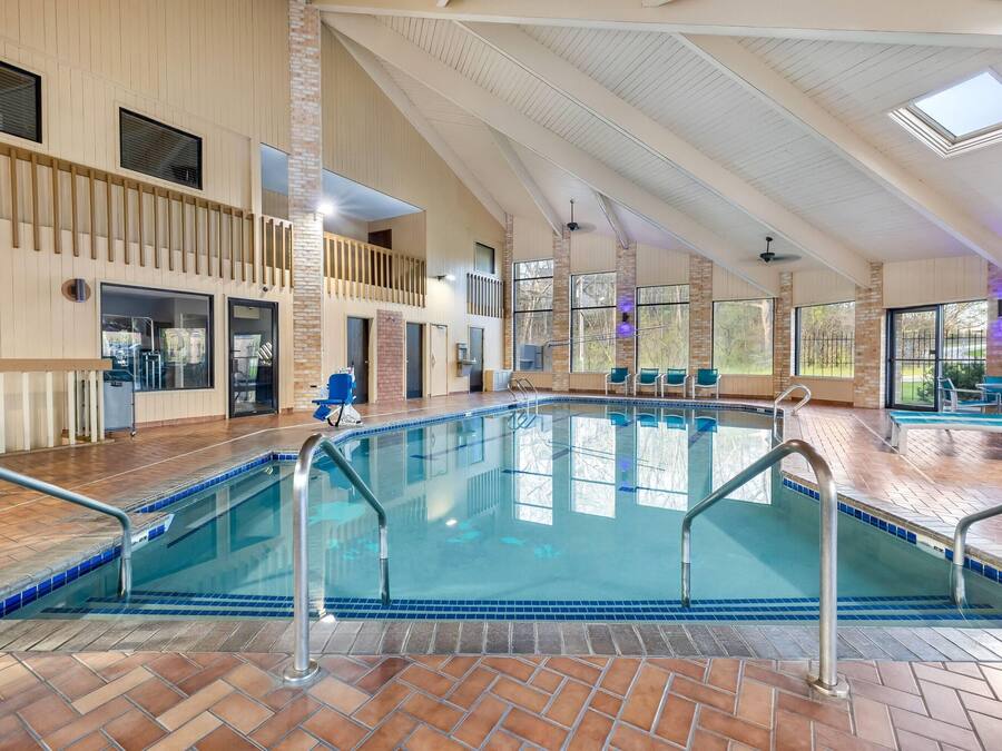 Una piscina cubierta