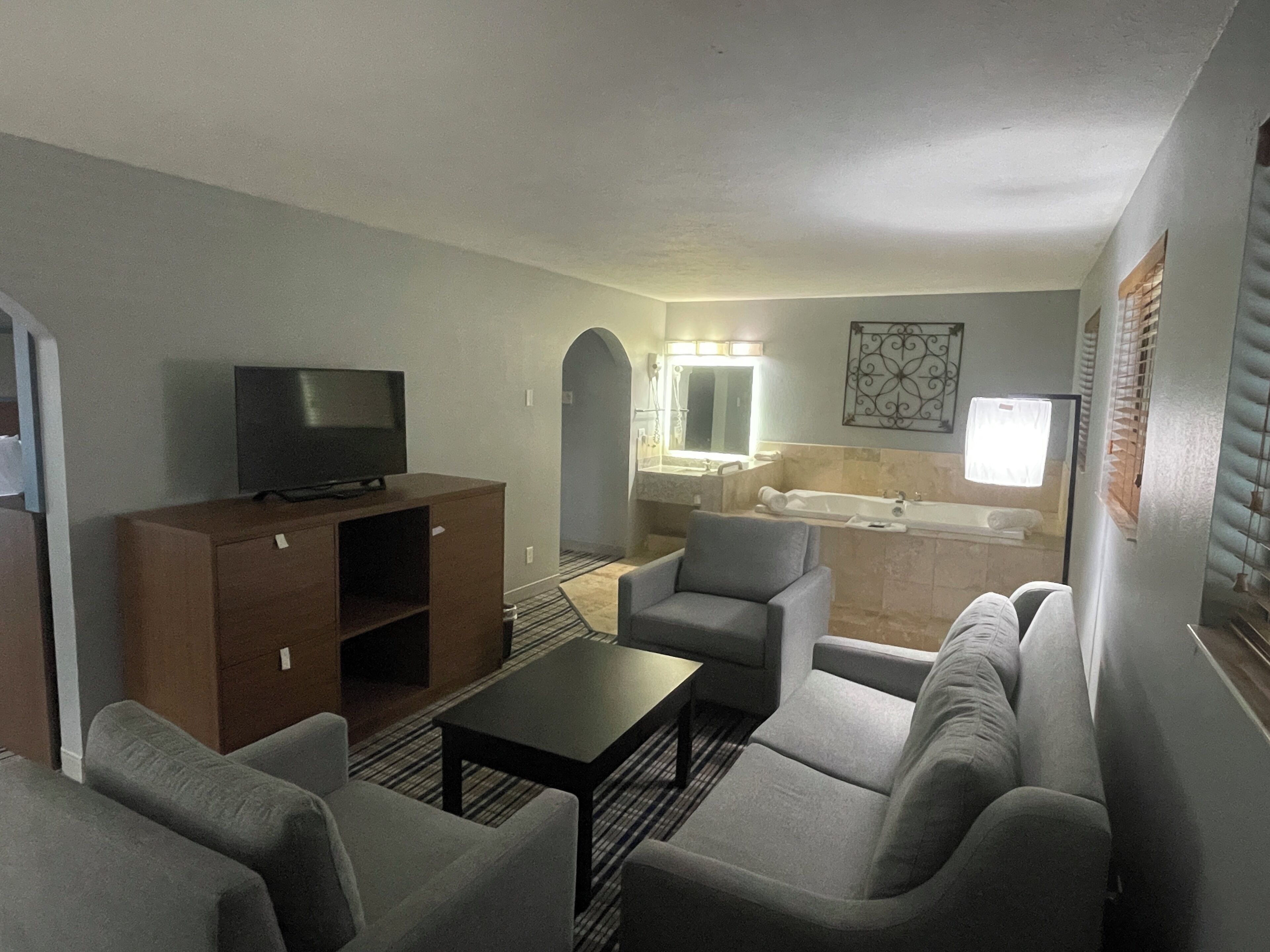 Deluxe Suite, 1 King Bed, Non Smoking, Jetted Tub