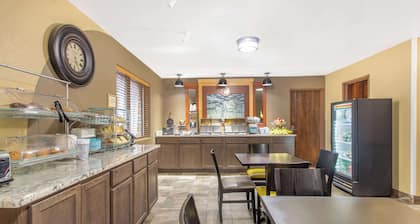 AmericInn by Wyndham Delafield-Waukesha-Milwaukee