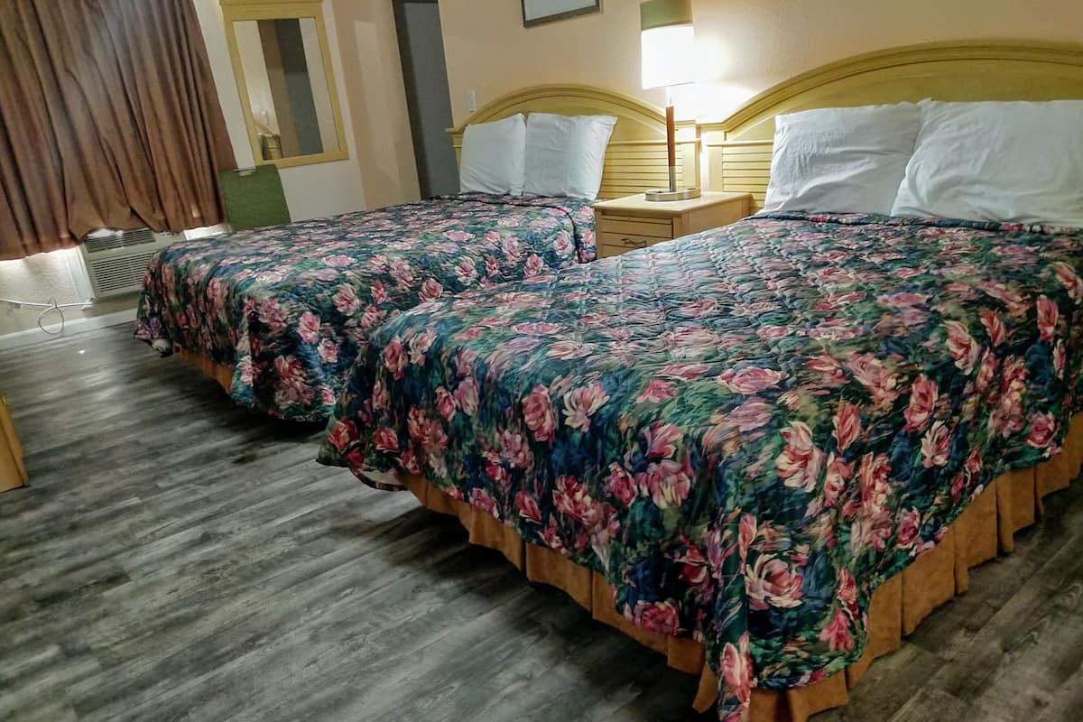Familien-Doppelzimmer, Kühlschrank und Mikrowelle | Schreibtisch, kostenloses WLAN, Bettwäsche