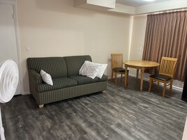 家庭双人房, 冰箱和微波炉 | 办公桌、免费 WiFi、床单