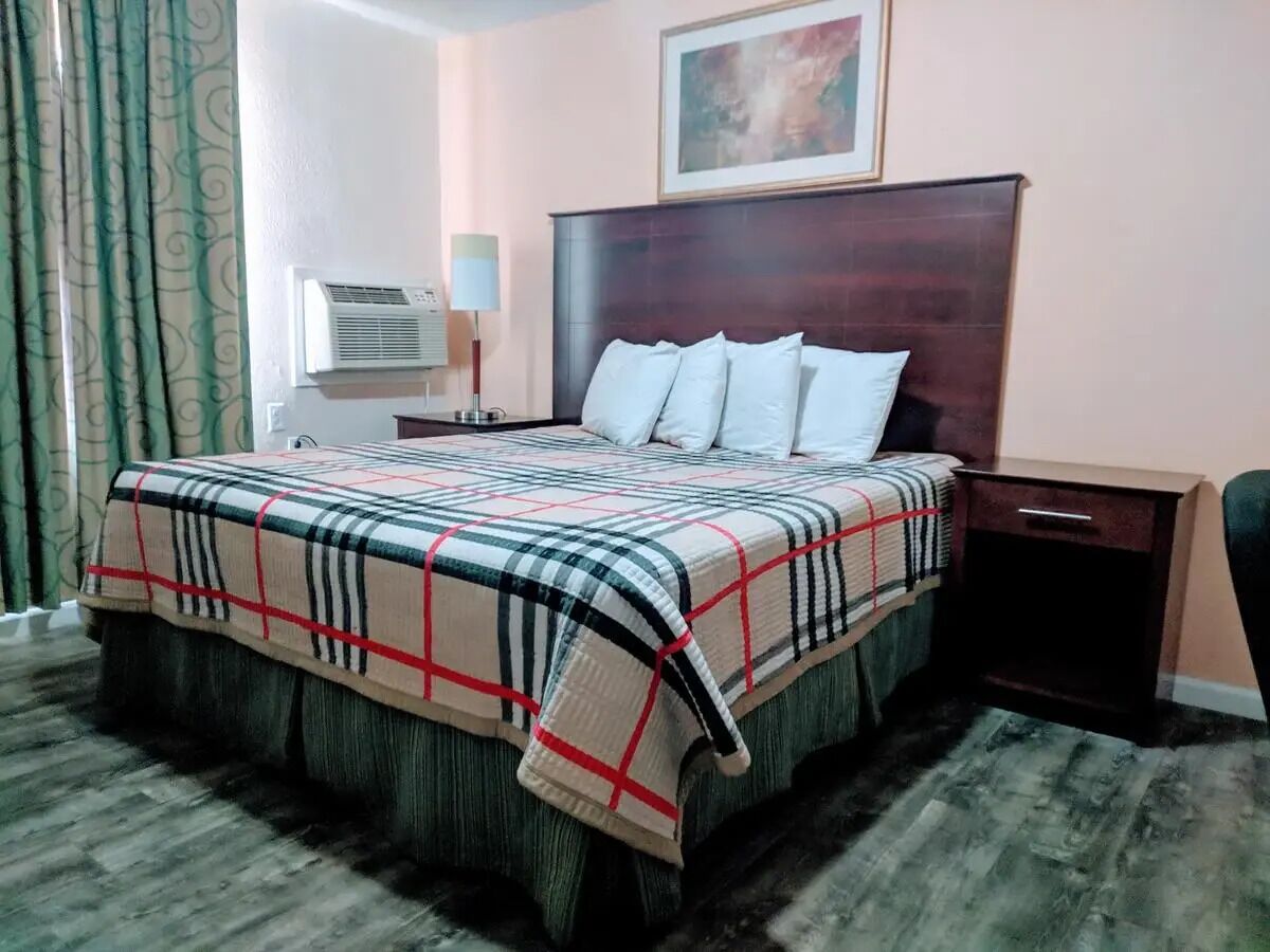 シングルルーム クイーンベッド 1 台 | デスク、WiFi (無料)、ベッドシーツ