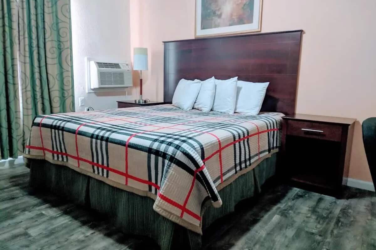 Enkeltrom, 1 queensize-seng | Skrivebord, wi-fi (inkludert) og sengetøy