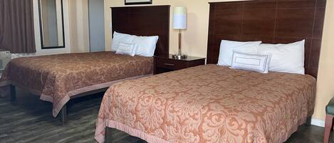 Chambre Double Familiale, réfrigérateur et four à micro-ondes | Bureau, Wi-Fi gratuit, draps fournis