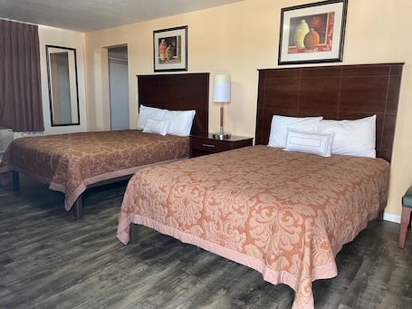 Family Double Room, Refrigerator & Microwave. Travelers Inn Clearwater