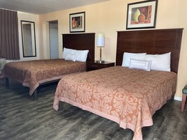 家庭双人房, 冰箱和微波炉 | 办公桌、免费 WiFi、床单