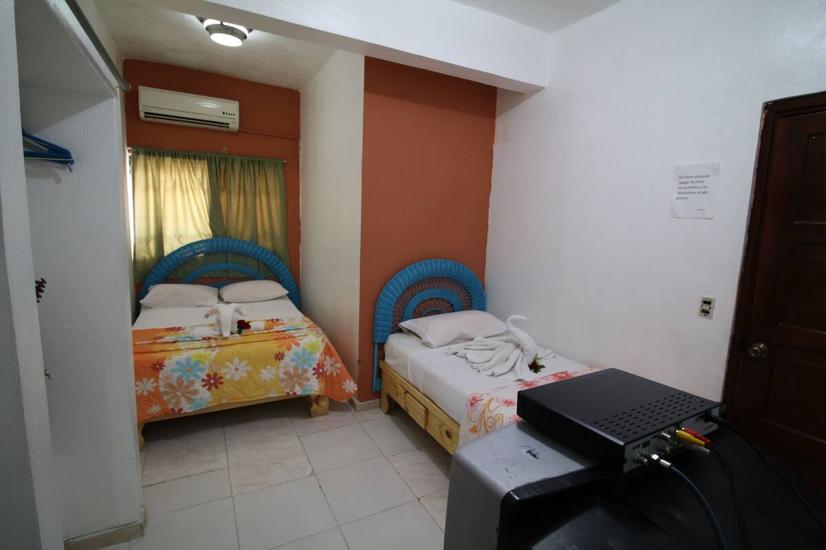 Queen Room with Air Conditioning | Tabla de planchar con plancha, wifi gratis, ropa de cama