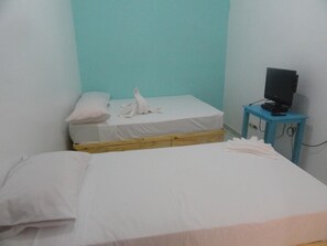 Tabla de planchar con plancha, wifi gratis, ropa de cama