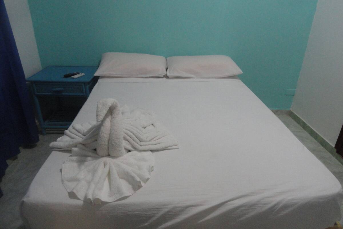 Twin Room with Air Conditioning | Tabla de planchar con plancha, wifi gratis, ropa de cama