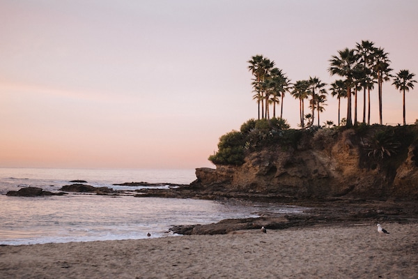 Pantai di sekitar, kursi berjemur, payung pantai, dan handuk pantai