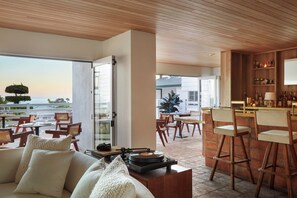 Bar (on property) - Hotel Joaquin (Laguna Beach)