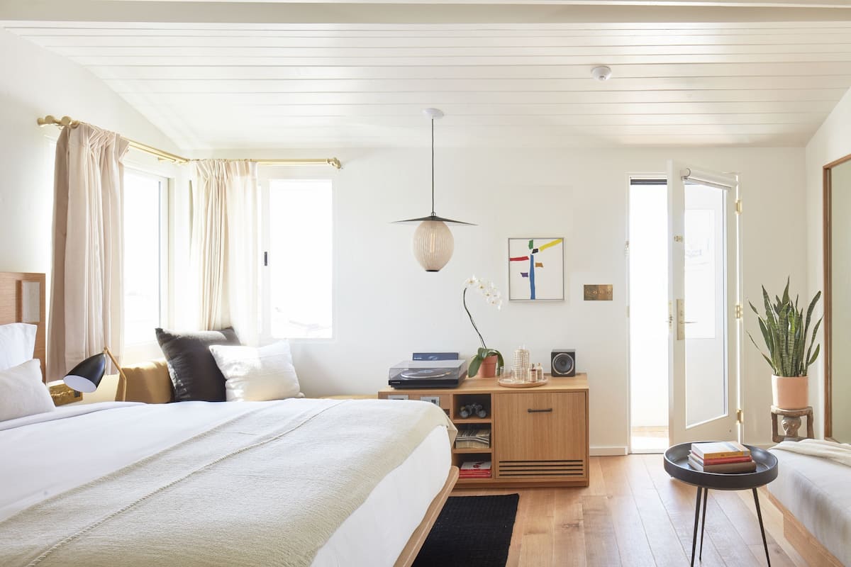 Deluxe kamer, 1 kingsize bed | Luxe beddengoed, een kluis op de kamer, gratis wifi, beddengoed