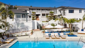 A modern hotel with a swimming pool, sun loungers, and a well-maintained garden. - Hotel Joaquin (Laguna Beach)