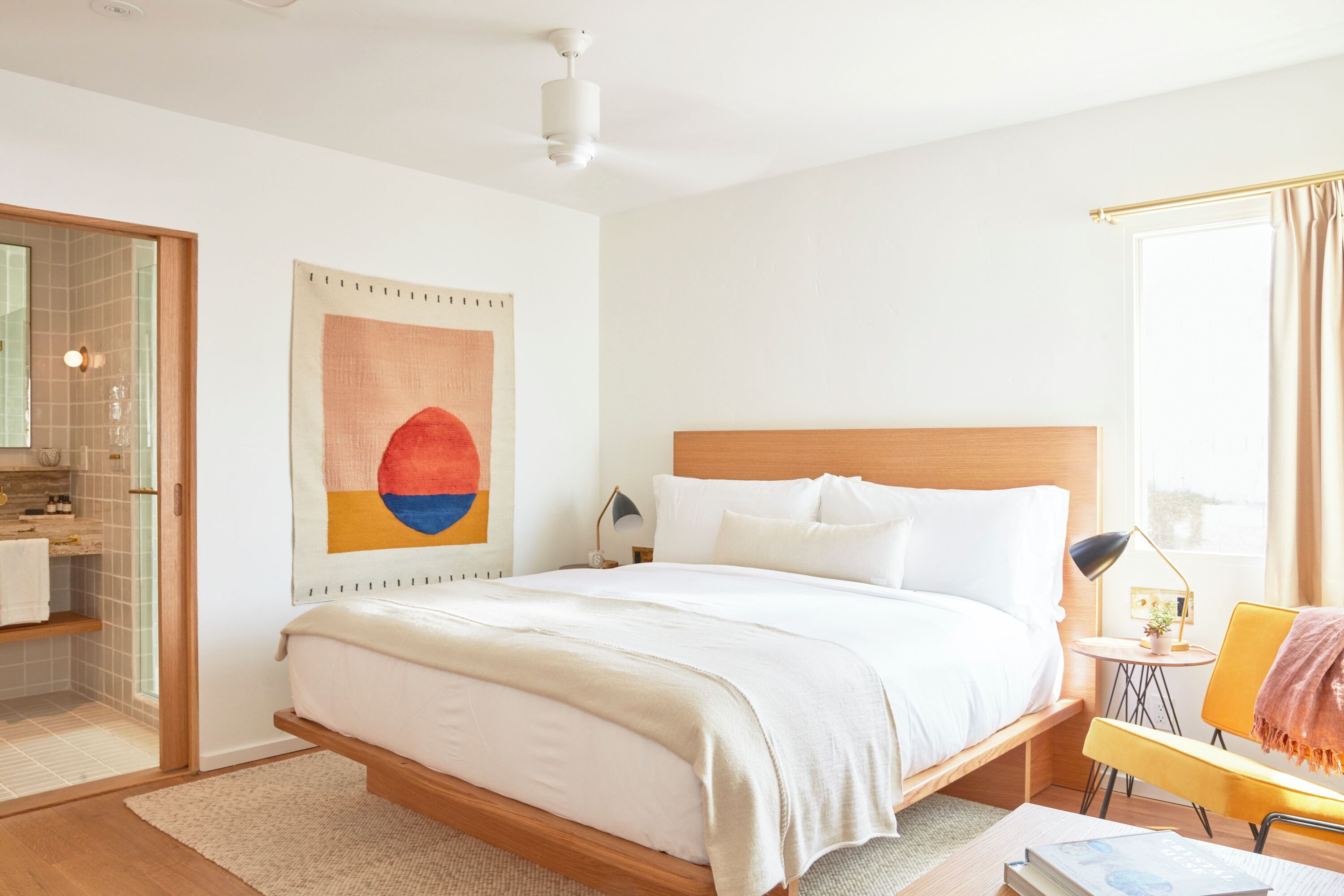 Classic Room, 1 King Bed | Bathroom | Free toiletries, hair dryer, towels