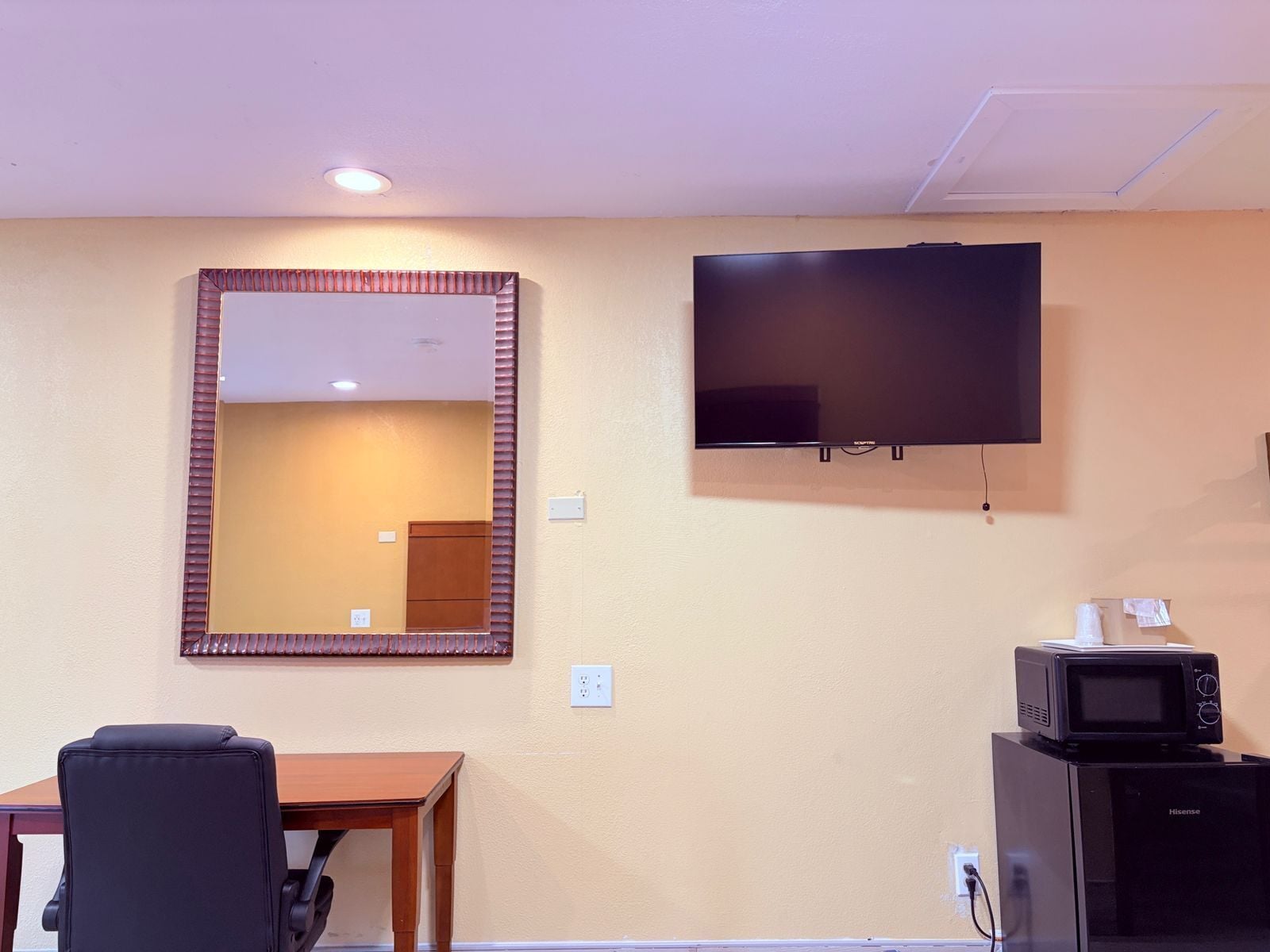 Una scrivania, ferro/asse da stiro, letti aggiuntivi gratuiti