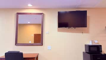 Una scrivania, ferro/asse da stiro, letti aggiuntivi gratuiti