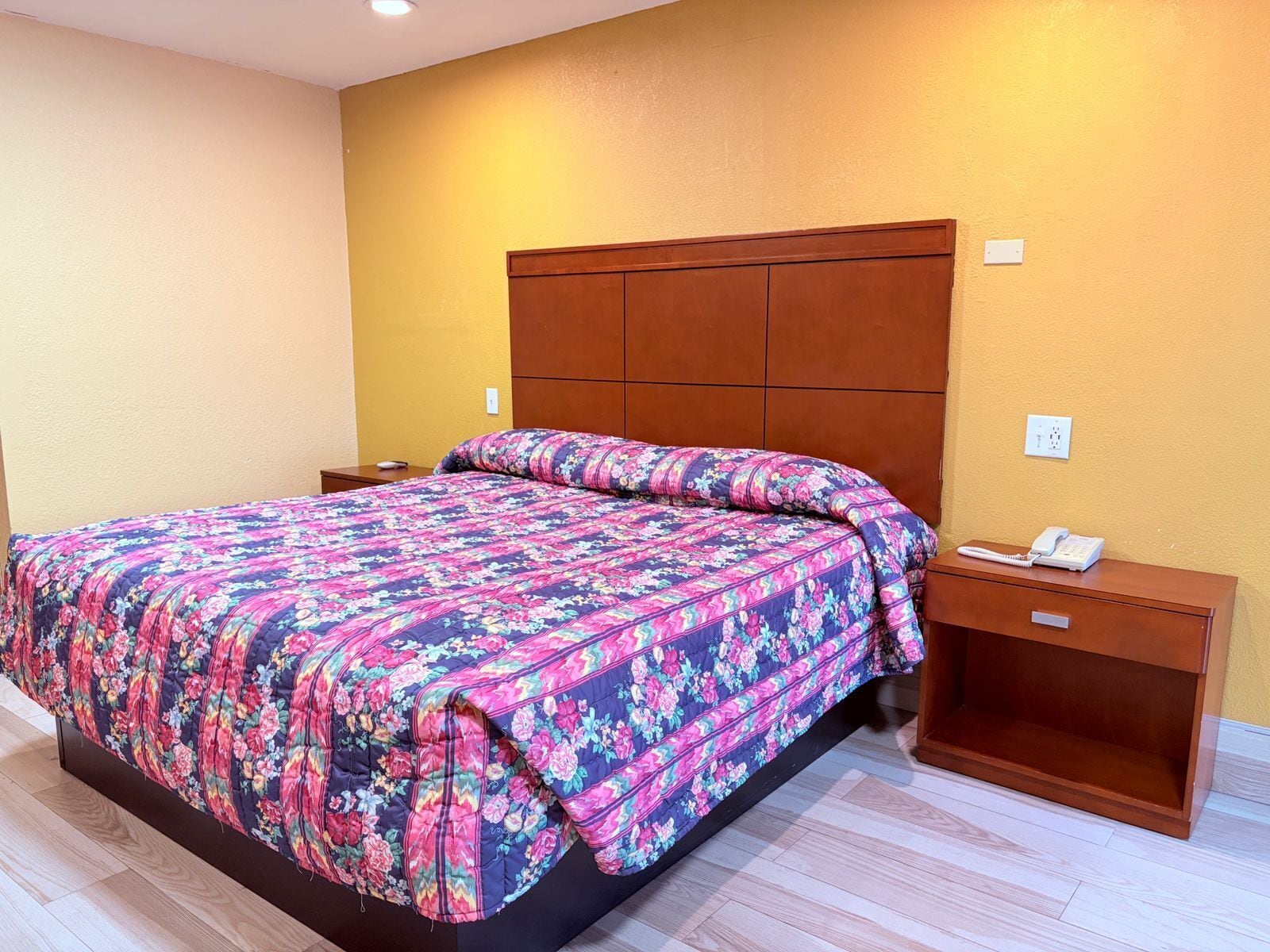 مكتب ومكواة/لوح كي وأسرّة مجانية قابلة للطي وواي فاي مجانًا