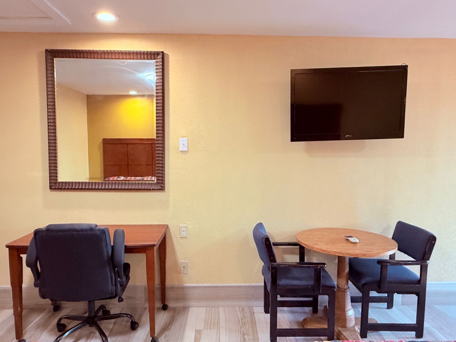 Desk, iron/ironing board, free rollaway beds, free WiFi